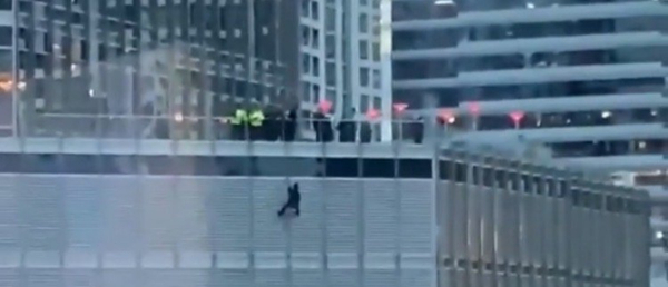 DEVELOPING: Man Dangling From Trump Tower Chicago Threatens to Cut His Rope Unless He Gets to Speak with President Trump (VIDEO)